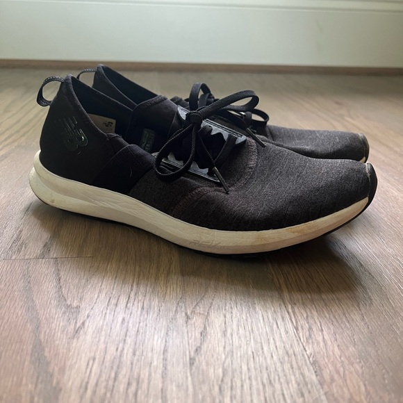 Black NewBalance tennis shoe - Picture 2 of 3